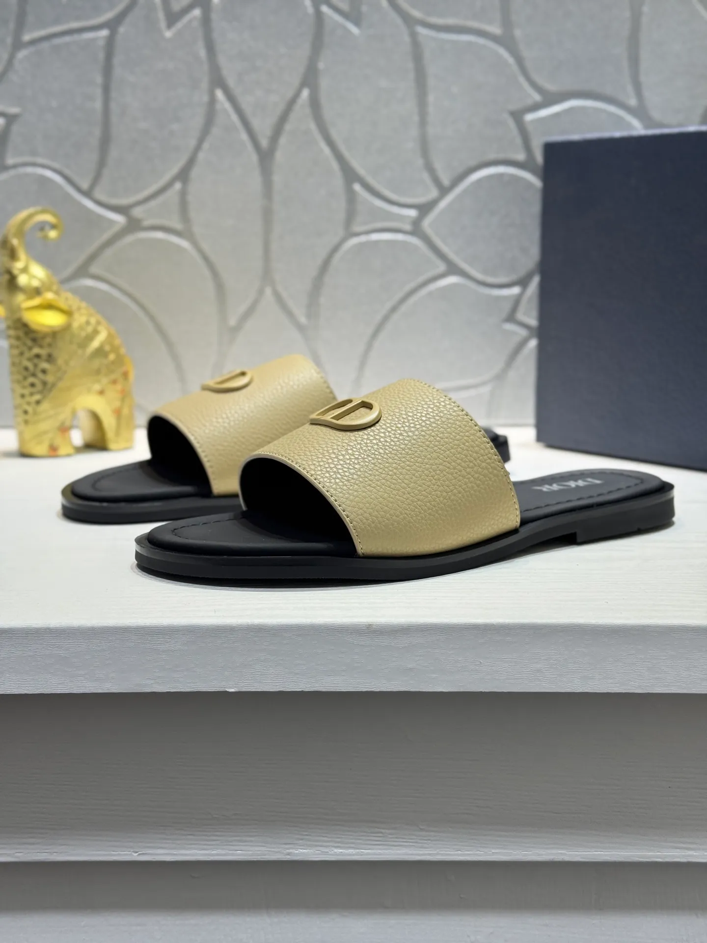 Men's men's shoes 💰320 [New style] 🦇🦇𝐂𝐡𝐫𝐢𝐬𝐭𝐢𝐚𝐧 𝐃𝐢𝐨𝐫 Dior slippers - the latest hot sandals, classic sandals, original replicas, super durable and versatile, cowhide leather with hardware accessories, very comfortable on the feet Look slim and white. Original molded outsole size: 38-44 (.45. Customized